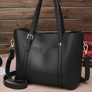 Black medium shoulder bag.